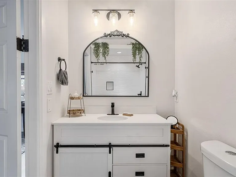 1411 E Henry Ave — Photo 19