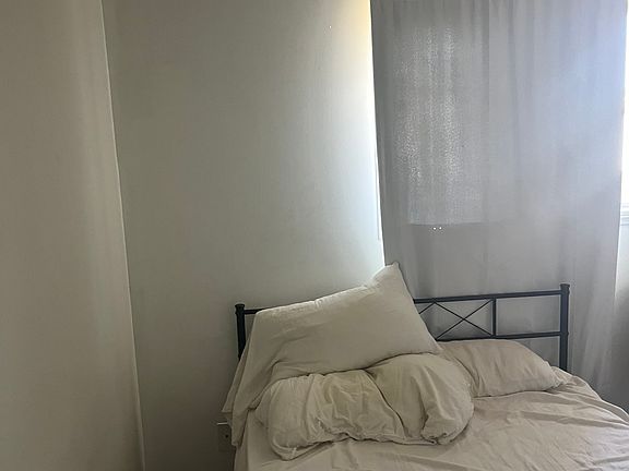 3rd image of 815 W 134th St