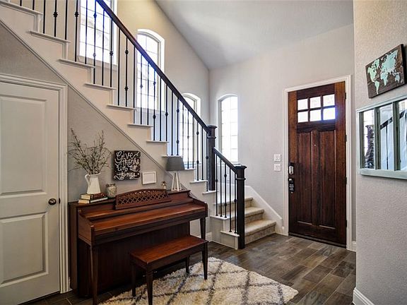 3rd image of 312 Highwood Trl