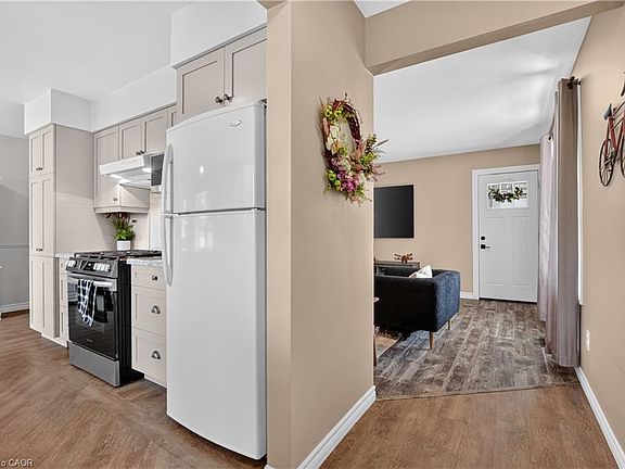 5th image of 304 Eliza St