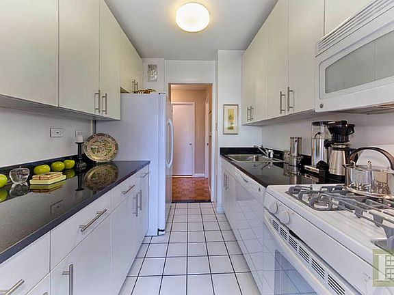 2nd image of 220 E 72nd St APT 28E