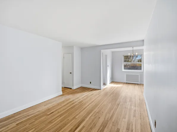 228-08 Stronghurst Avenue image 4 of 20