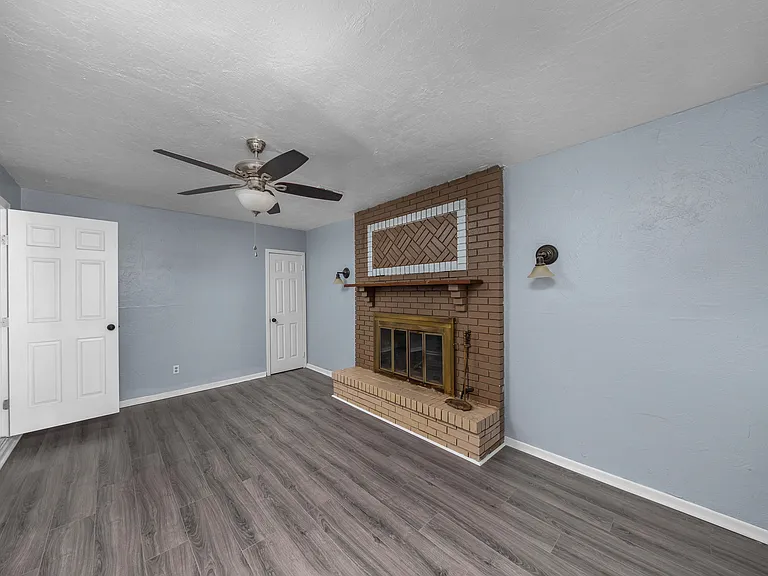 408 NW Woodridge Dr — Photo 4