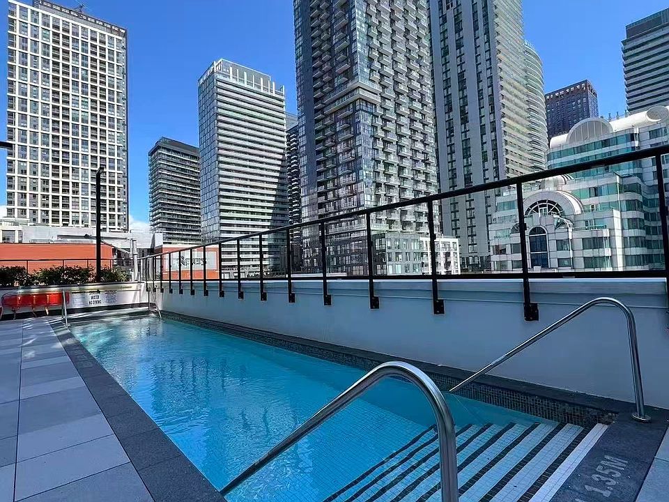 2nd image of 400 King St W #922