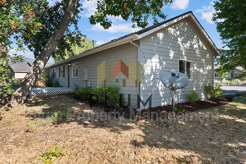 3 bed, 2.0 bath, 1240 sqft, $2,435 — Photo 4