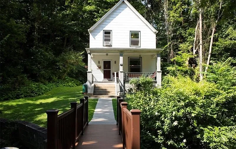 160 Pensdale St photo 1