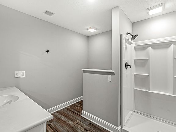3rd image of 7725 Oak St