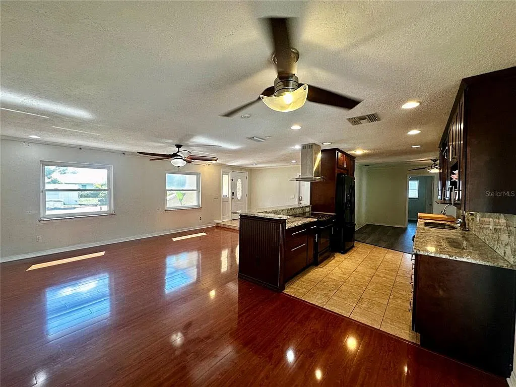 4 bed, 2.0 bath, 2092 sqft, $3,400 — Photo 3