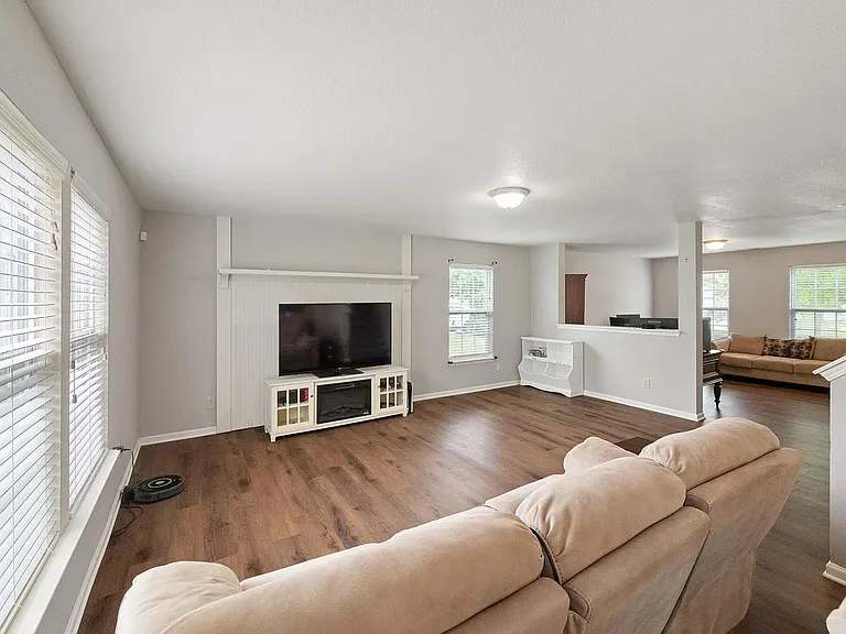 4898 Little Pine Dr — Photo 6