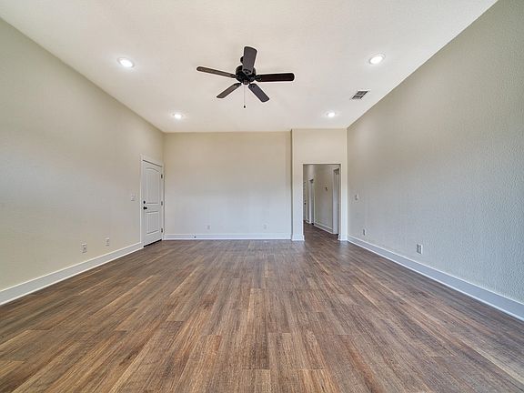3rd image of 814 Premier Rd