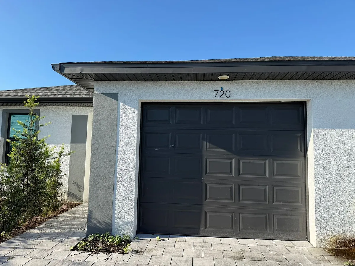 Building Photo - 720 SW 8th Ter
