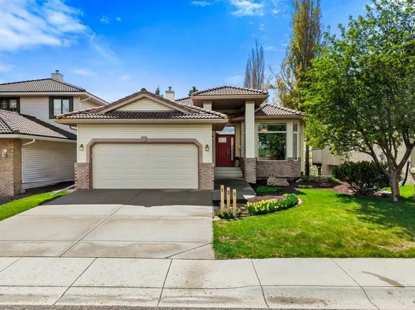 125 NW Woodpark Close SW, Calgary, AB T2W 6H1