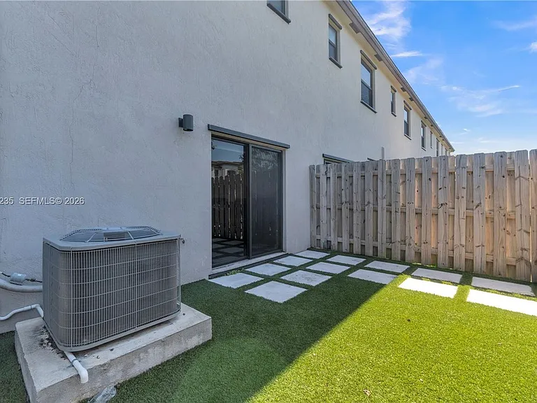 21068 NE 8th Ave — Photo 15