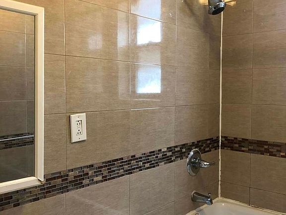 5th image of 433 Rogers Ave #11B