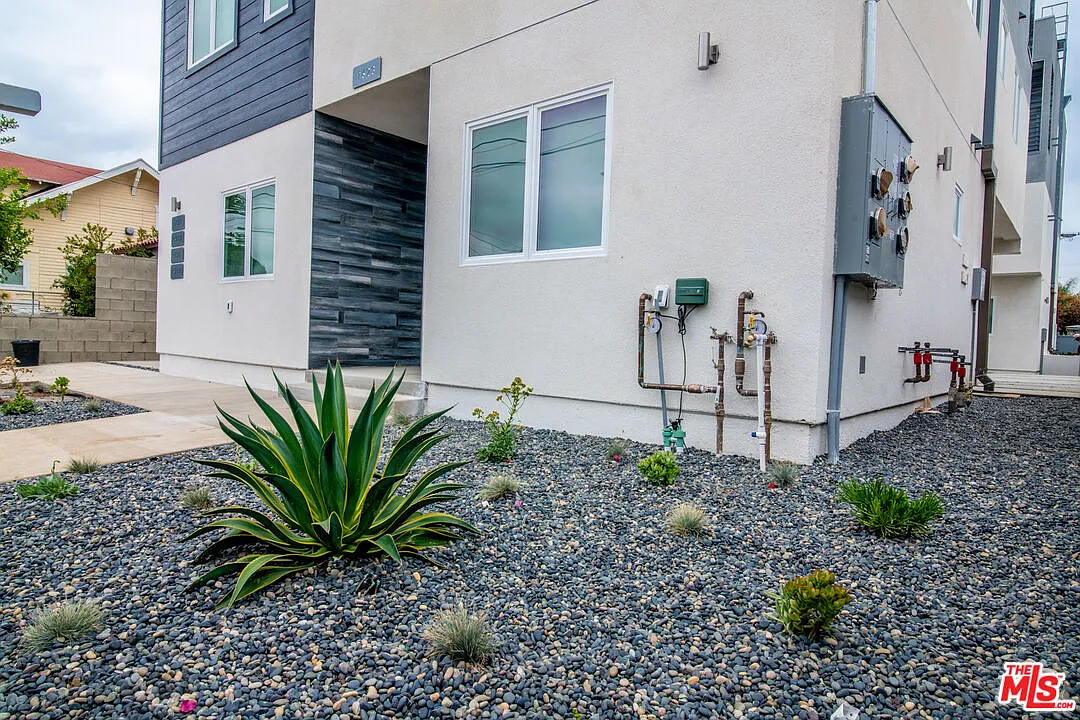4 bed, 4.0 bath, 1750 sqft, $3,590 — Photo 3