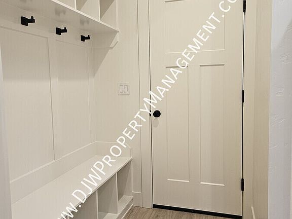 4th image of 1338 N Meadowglen Ave