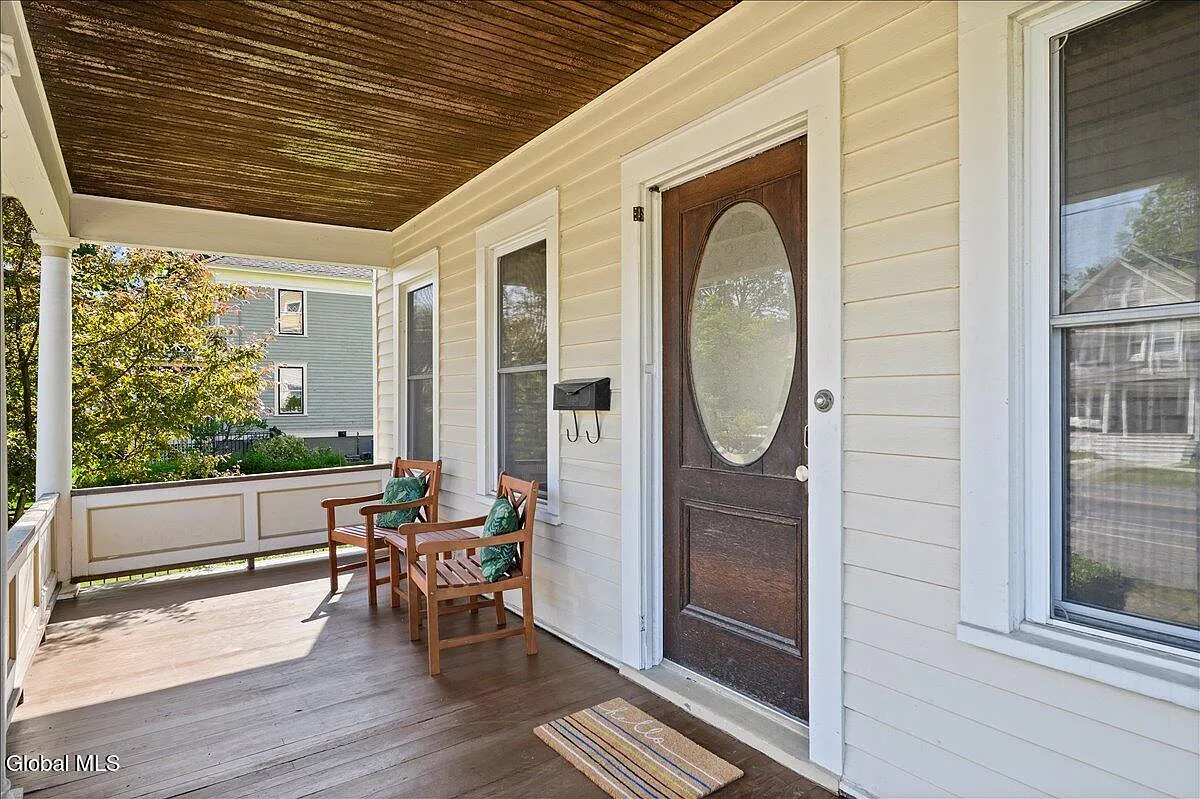 4 bed, 1.5 bath, 2525 sqft, $3,500 — Photo 4