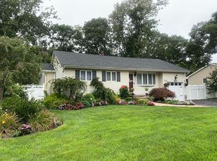 15 Rocket Dr, Islip Terrace, NY 11752