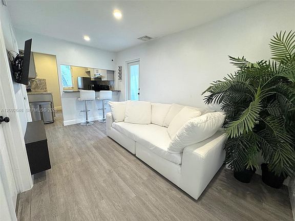 5th image of 174 NE 55th St Unit 1