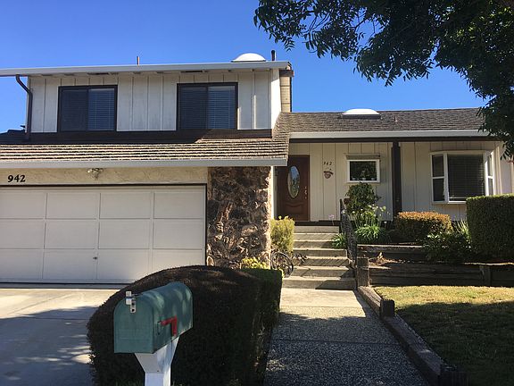 3rd image of 942 Mesa Oak Ct