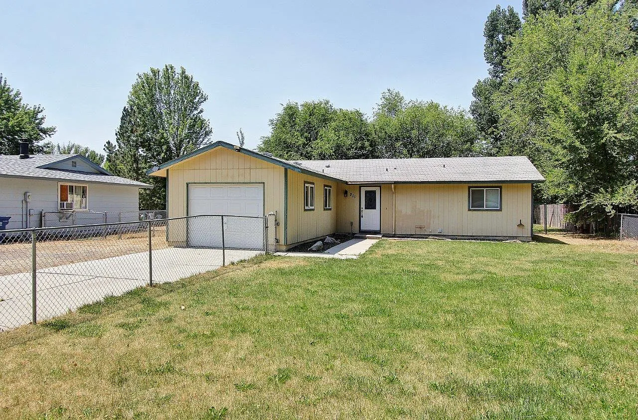 3 bed, 1246 sqft, $1,800 — Photo 1