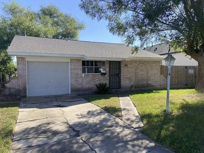 3 bed, 1.5 bath, 1149 sqft, $1,799 — Photo 1