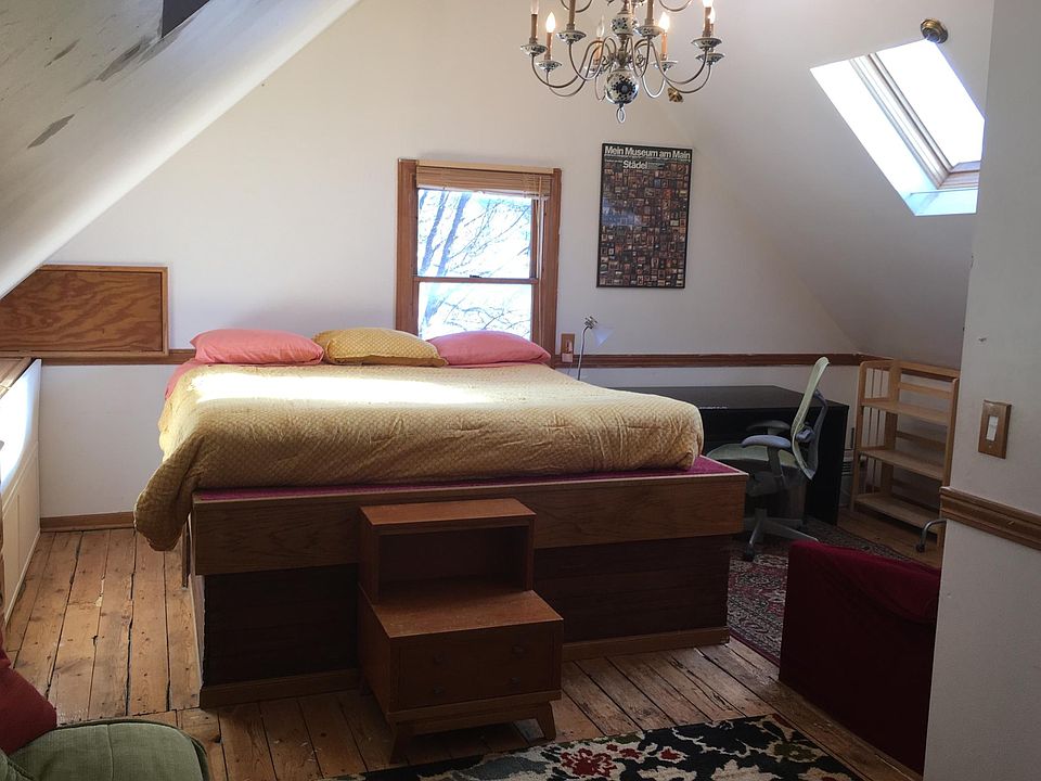 1st image of 137 Bedford St SE #1