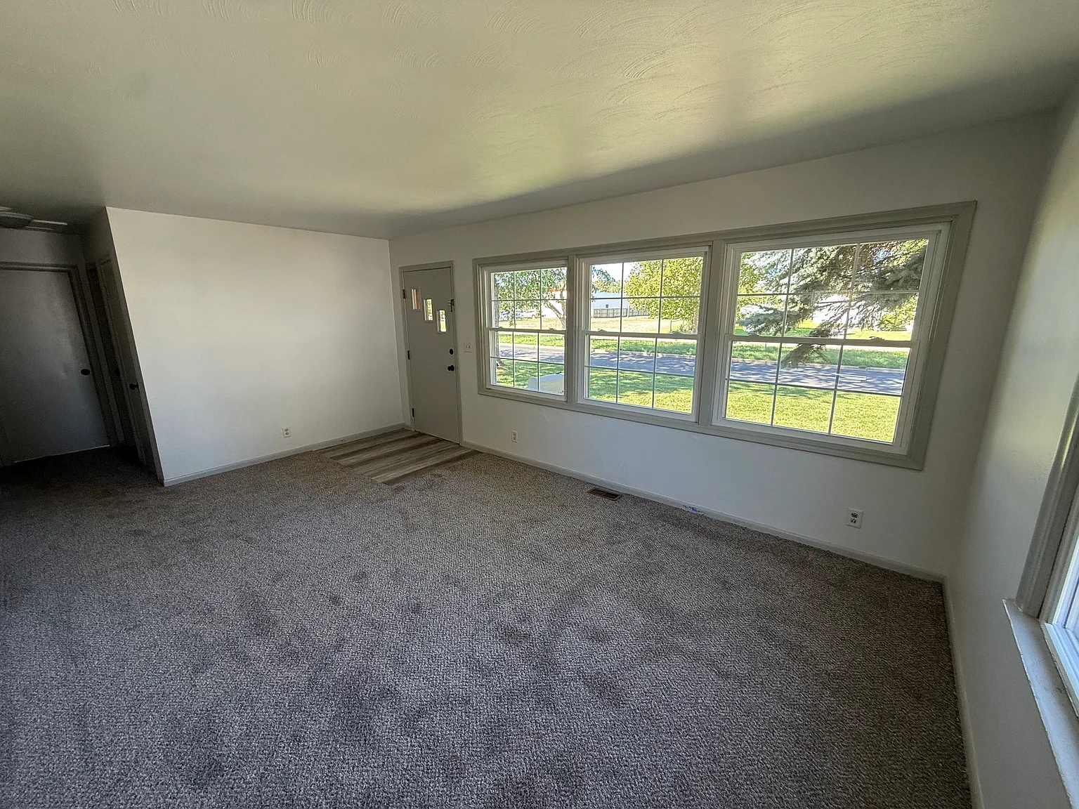 3 bed, 992 sqft, $1,385 — Photo 3