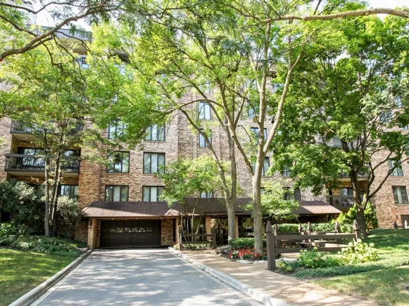1800 Mission Hills Rd E #312, Northbrook, IL 60062