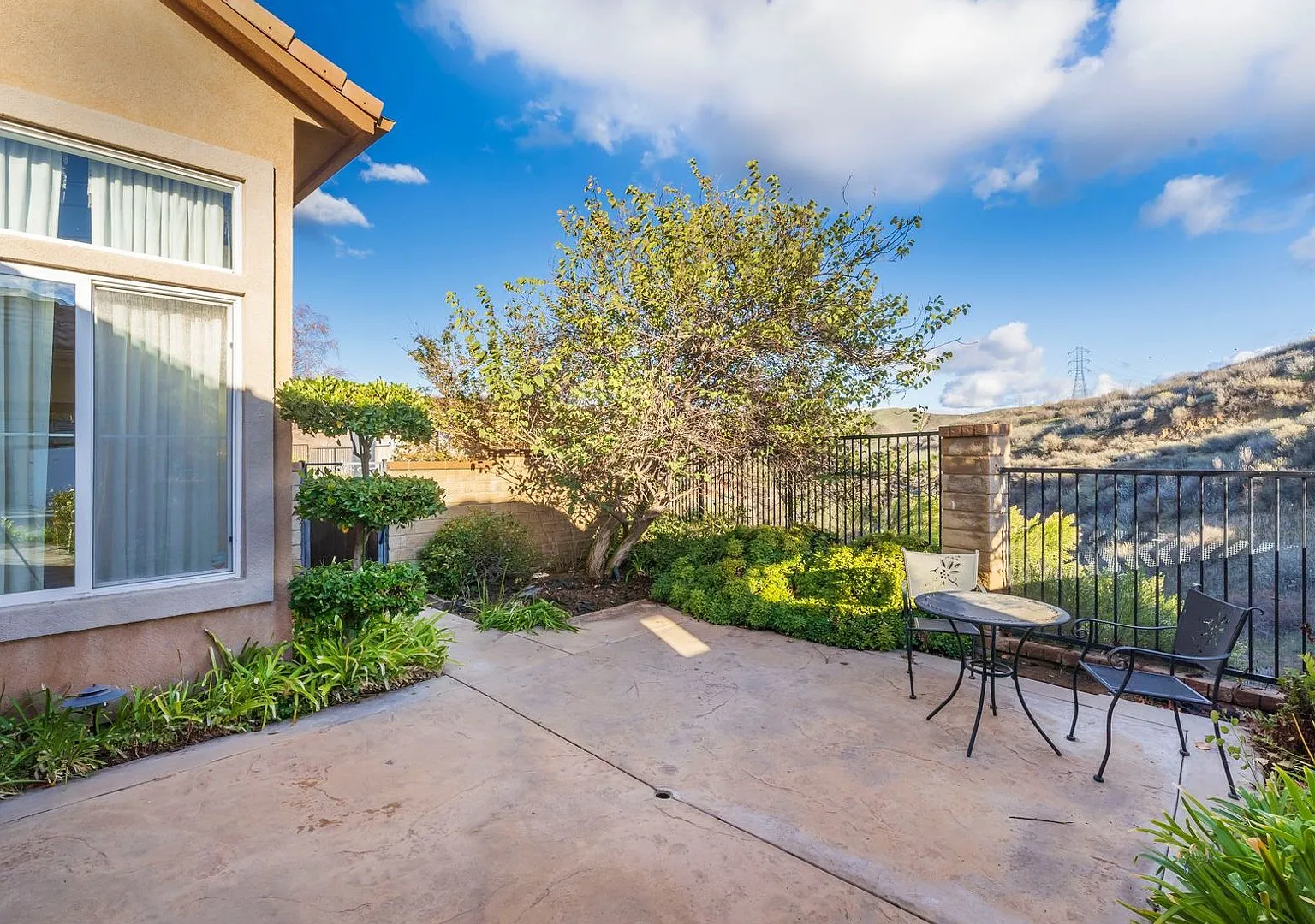 4 Bedroom, 3 Bath, Plus Office, Pool Home with View! — Photo 4