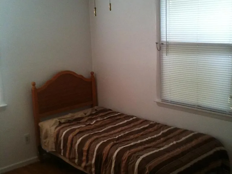 327 Ewing St — Photo 2