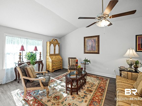 4th image of 23038 Ridgewood Dr