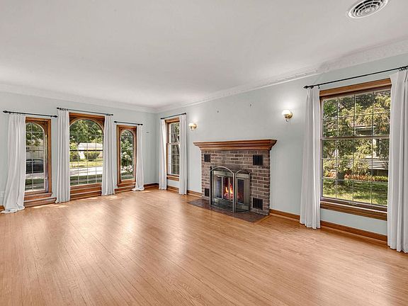 3rd image of 208 W Chestnut STREET