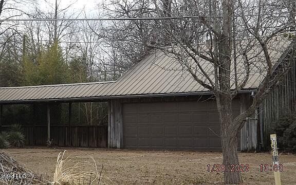2nd image of 1006 W Magnolia Ave