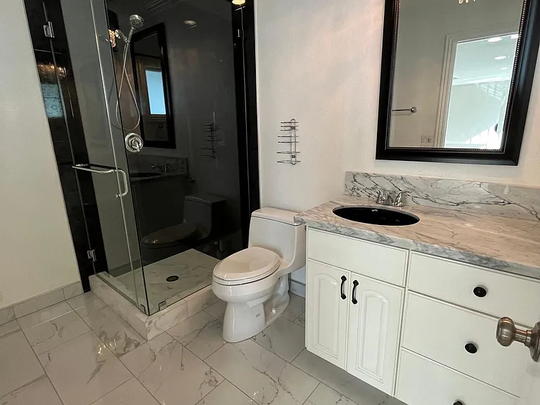 407 N Clinton St — Photo 14