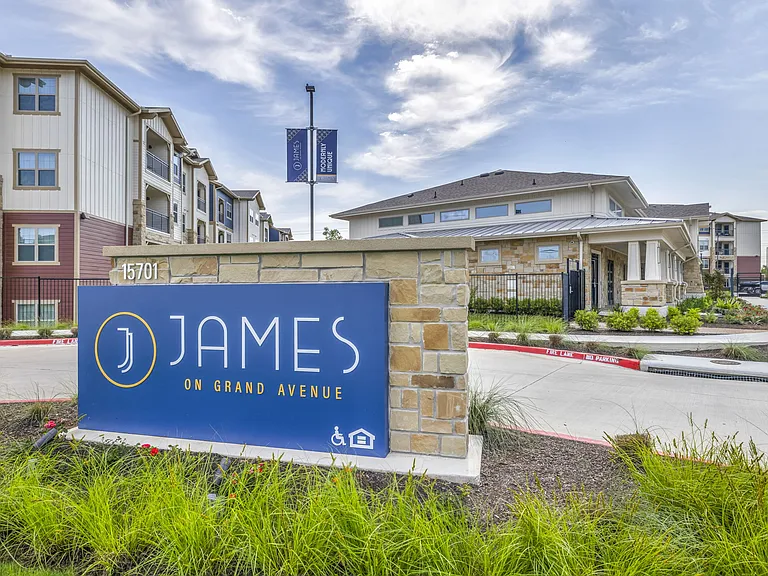 The James on Grand Avenue — Photo 6