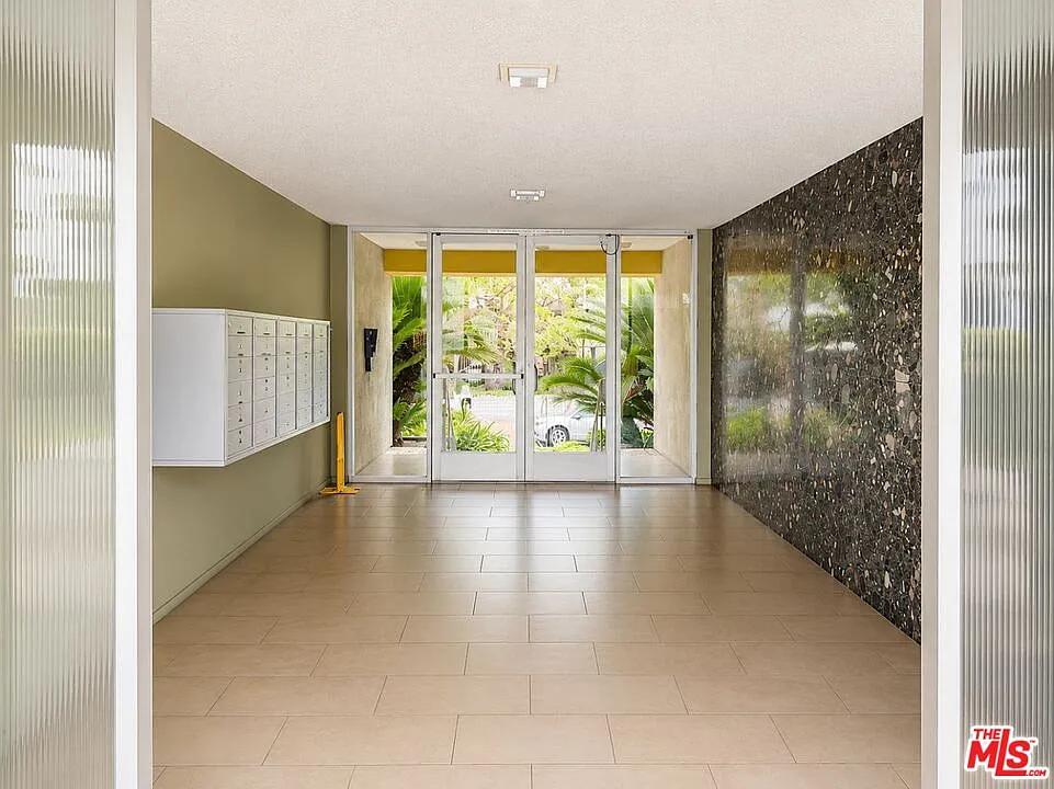 2 bed, 1.5 bath, 1199 sqft, $3,900 — Photo 3