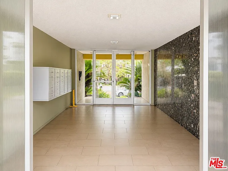 1525 N Hayworth Ave #107 — Photo 3