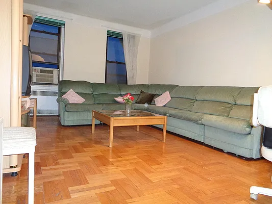 Sold by Thomas Lipovetsky, LREB | media 22