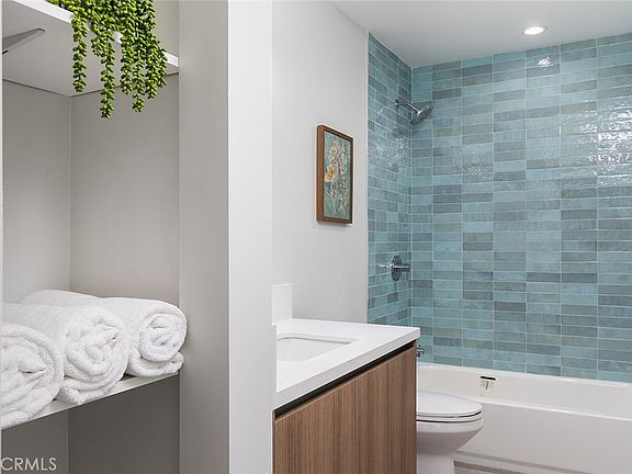 4th image of 2824 Rowena Ave #B