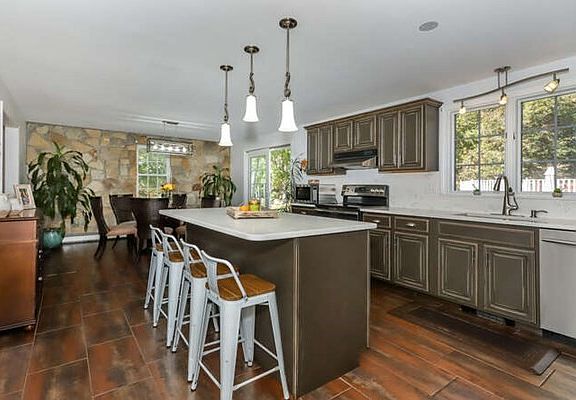 4th image of 592 Myricks St