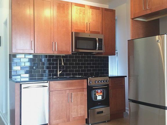 3rd image of 325 Bleecker St APT 18