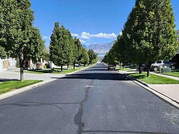 Exterior Neighborhood (street photo)