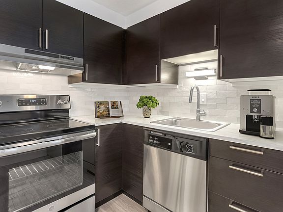 3rd image of 899 N Washington St #101