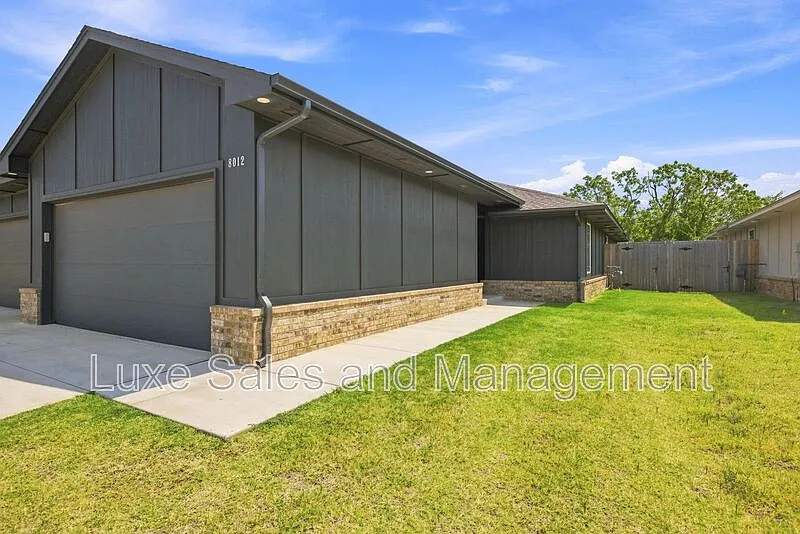 3 bed, 2.0 bath, 1445 sqft, $1,645 — Photo 2