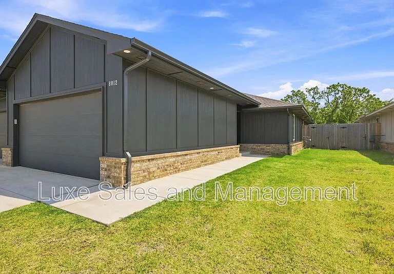 8012 NW 110th Dr — Photo 2