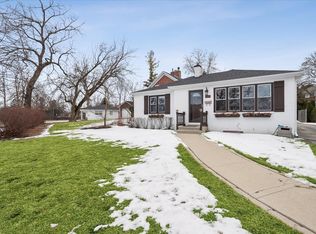 689 E Illinois Rd, Lake Forest, IL 60045