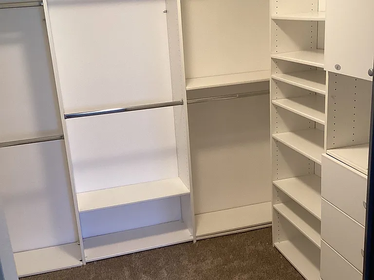 Master customized walk-in closet