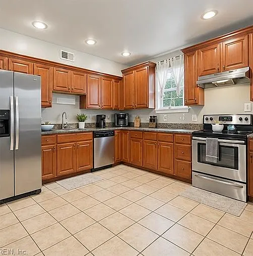 3 bed, 2.5 bath, 1549 sqft, $2,100 — Photo 3