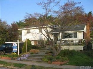 11 Lee Dr, Farmingdale, NY 11735